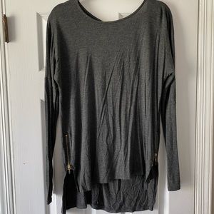 Romeo + Juliet gray top with gold zipper details